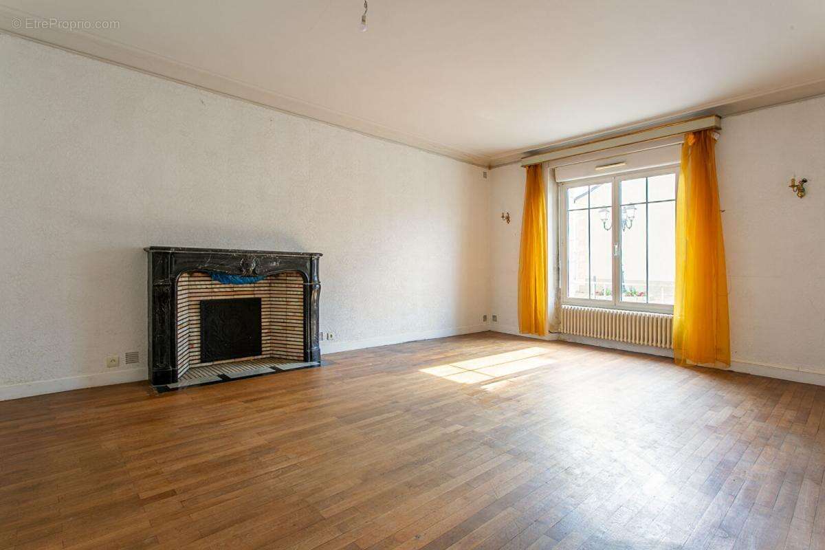 Maison La Chapelle Heulin Centre 9 P . 5 Chs . 216 M² . T 565 M² . Dépendances . Caves - photo 2