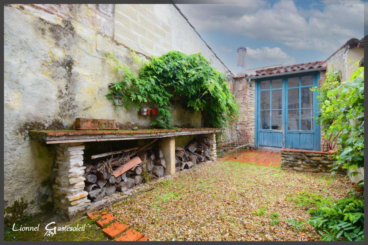 Maison à vendre 3/4 chambres à colombages au cœur de la bastide, idéale pour vivre ou investir à deux pas de la Dordogne à SAINT - photo 3