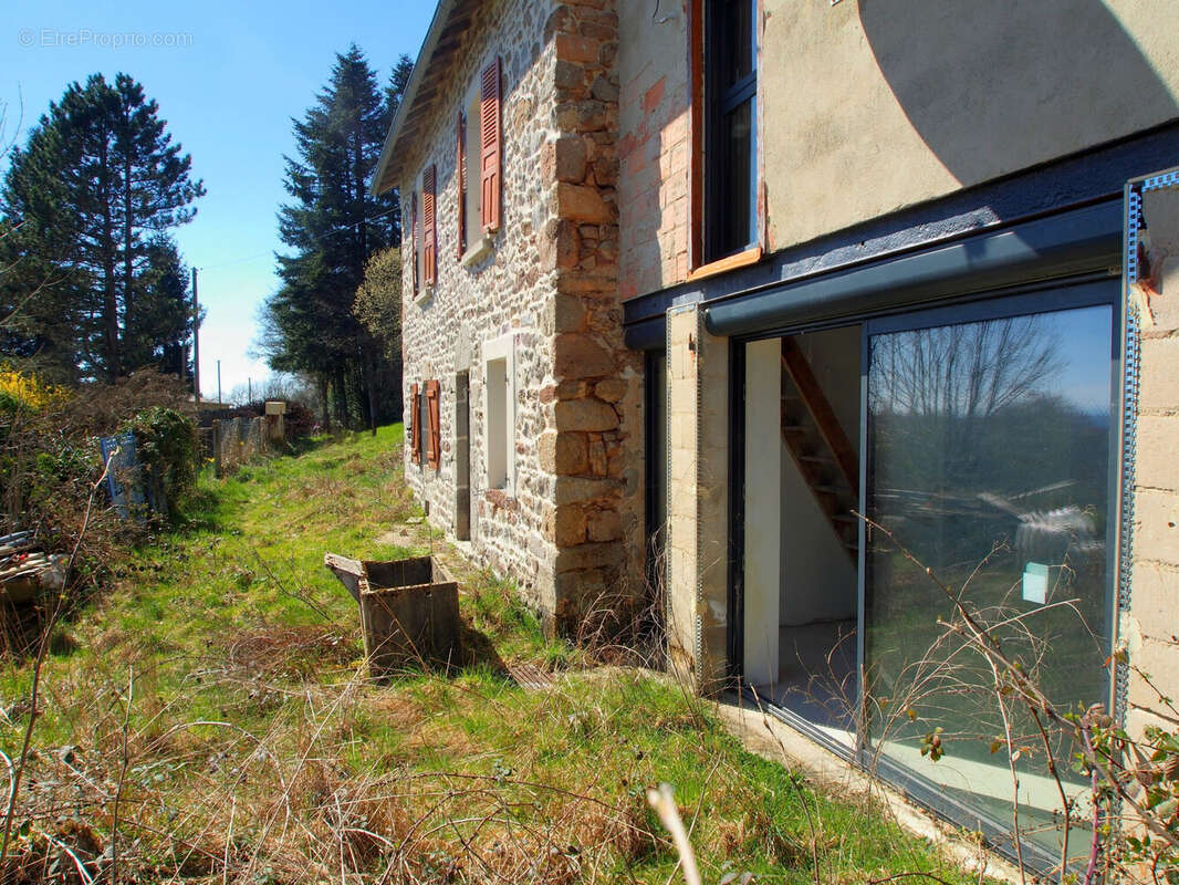 Maison à SAINT-ORADOUX-DE-CHIROUZE