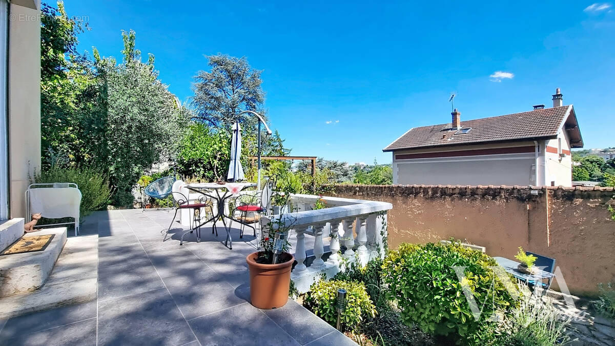 Écully   maison atypique dans un écrin de verdure - photo 1