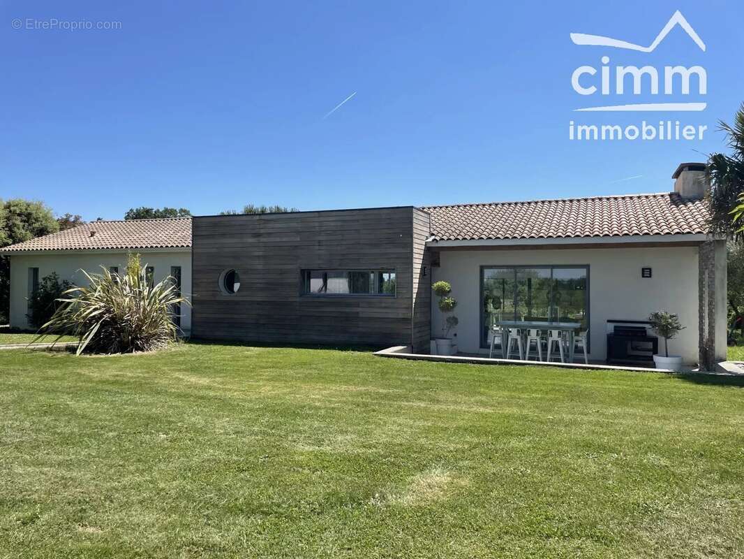 POUCHARRAMET —Villa d'architecte – 160 m² – Piscine – Parc de 3 500 m² – Vue campagne, lac et Pyrénées - photo 16