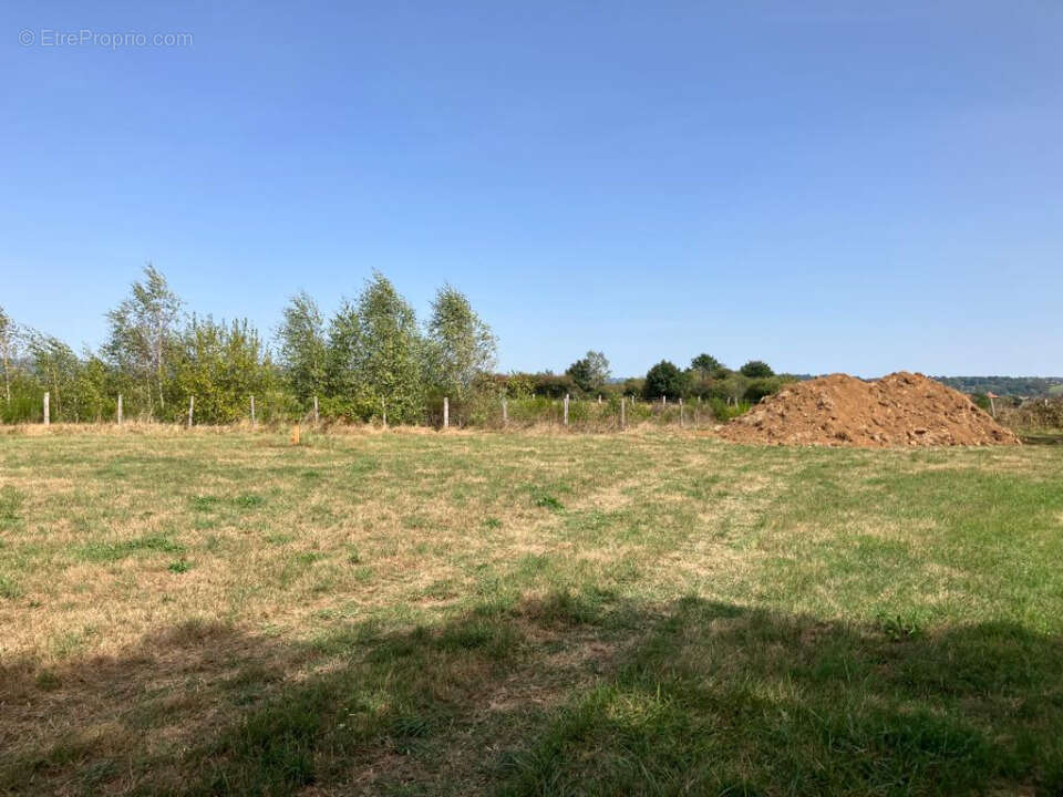 Terrain 573 m² à Arpajon-Sur-Cere  - photo 2