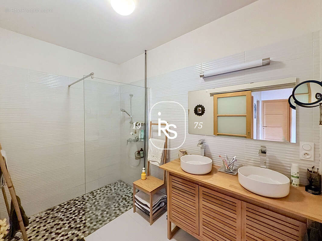 Maison contemporaine  de 112 m2 habitables avec dépendance 38 m2, vue panoramique et terrain de 4295 m2. - photo 13