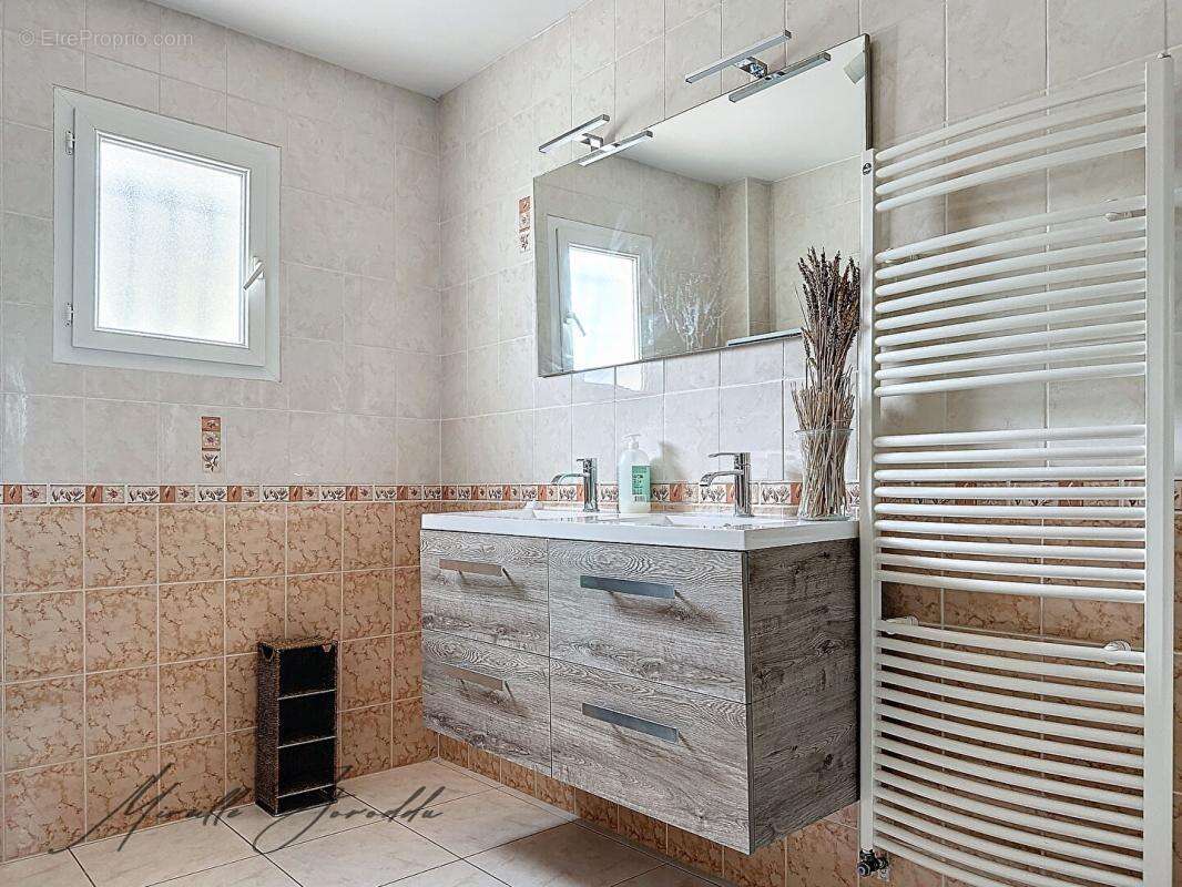 Maison à JONQUIERES-SAINT-VINCENT