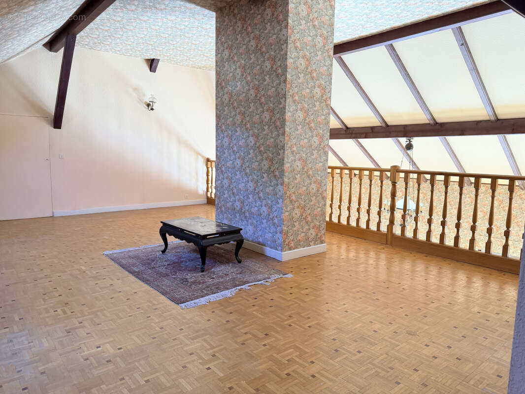 Divonne-les-Bains Centre Ville - Maison de 424 m2 sur un terrain de 3443 m2 - photo 11