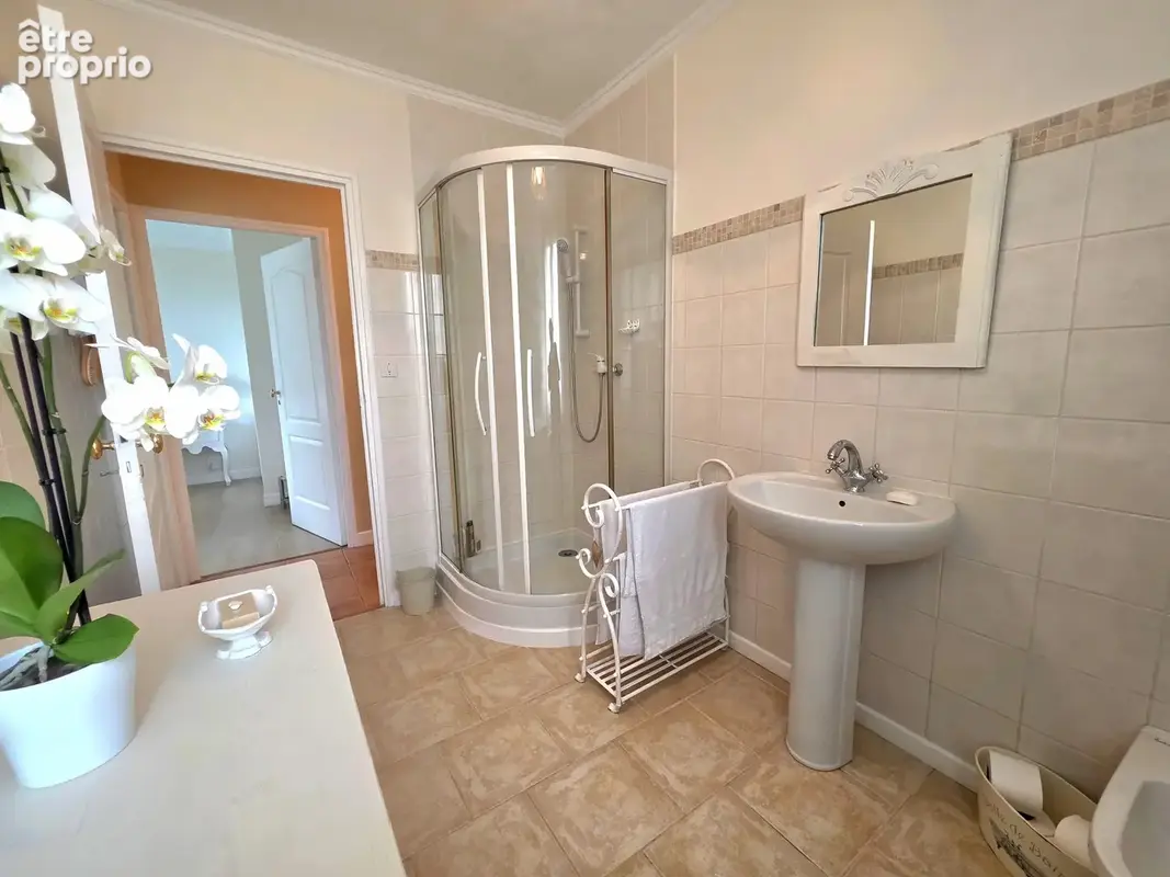 Charmante maison familiale avec piscine et terrasse, grand jardin et belles vues dégagées - photo 11