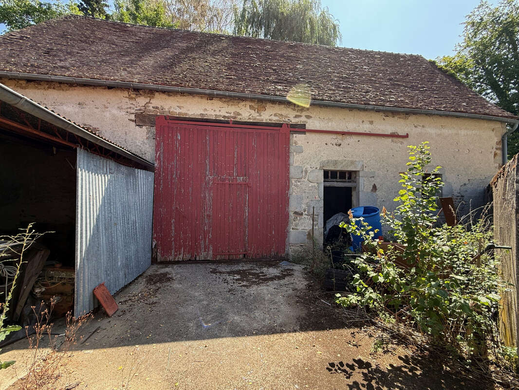 Auv 1227 : Maison de bourg à rénover, jardin, garages et grange - photo 26