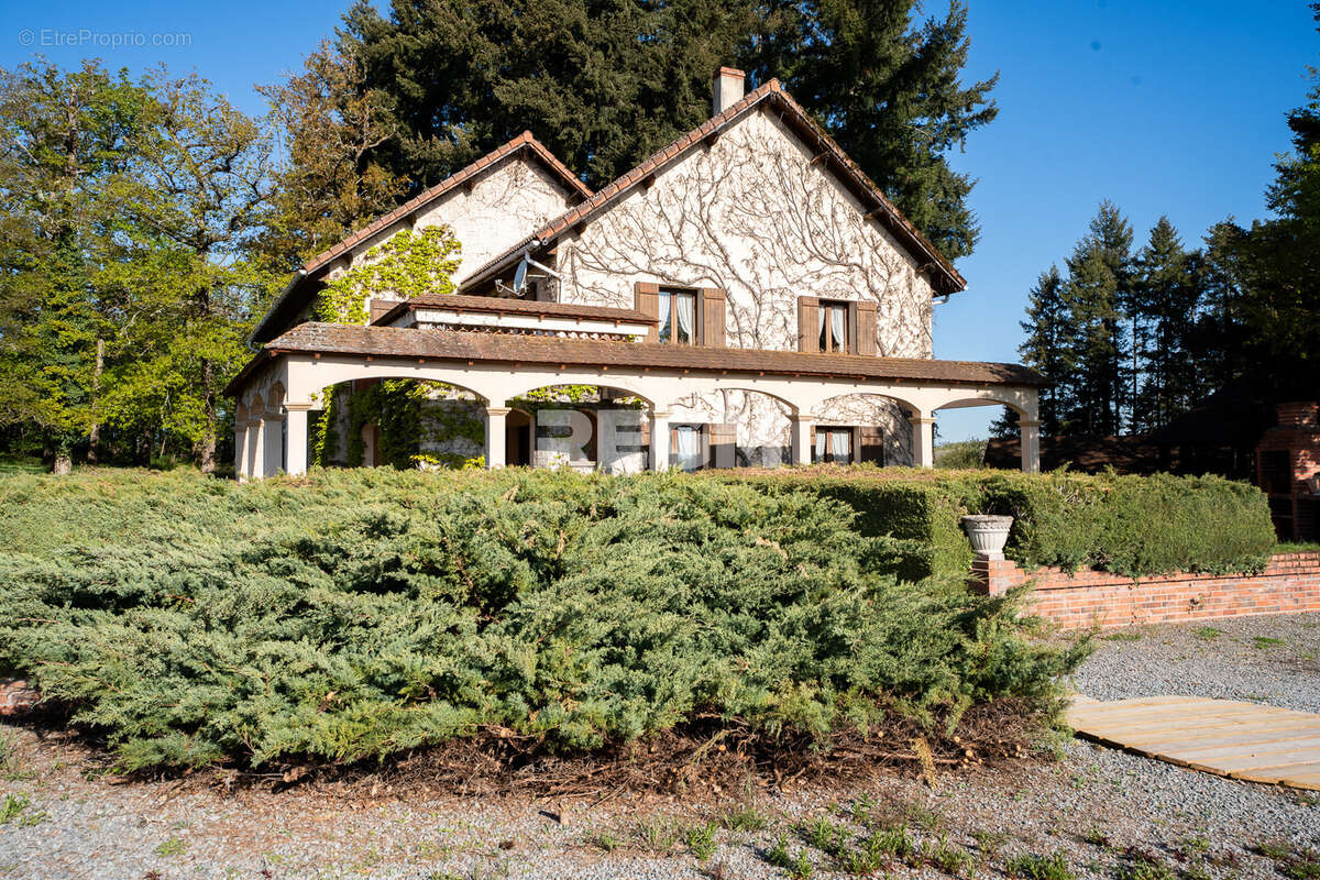Domaine d’exception de 54,5 hectares avec maison de 300 m2, étang privé, piscine et 1 500 m2 de dépendances - photo 4