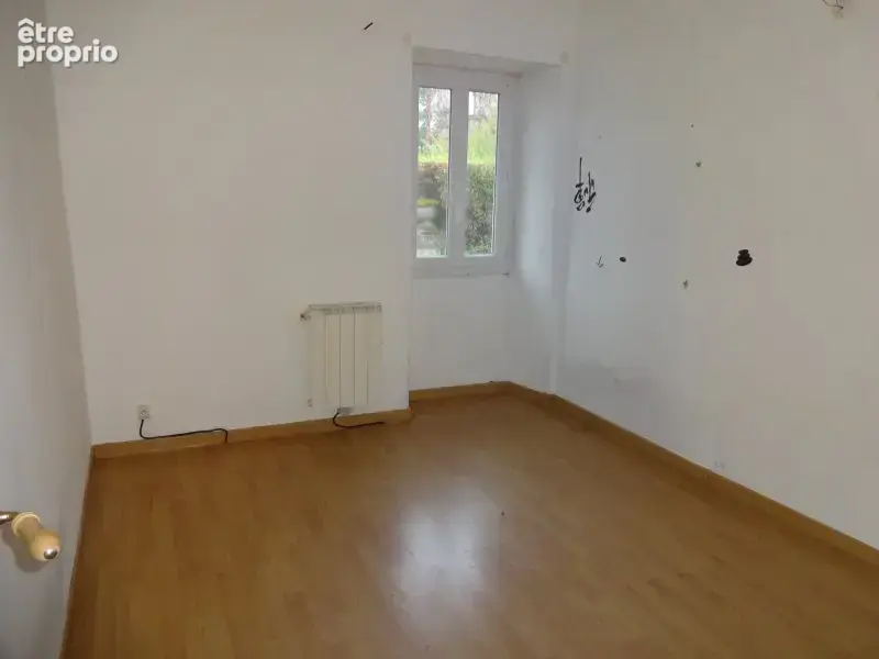10 min BELLAC, Maison rénovée en partie, avec partie habitable et jardin - photo 9