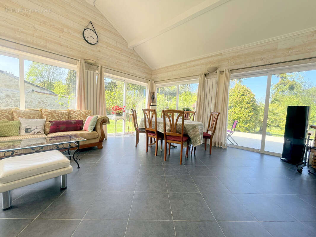 Maison de caractère, 180m² surface habitable, proches des axes routiers principaux. - photo 3