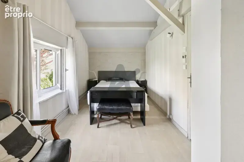 Champagne au Mont d’Or : maison familiale de 208 m2, 5 chambres, piscine, jardin paysager et terrasses. - photo 8