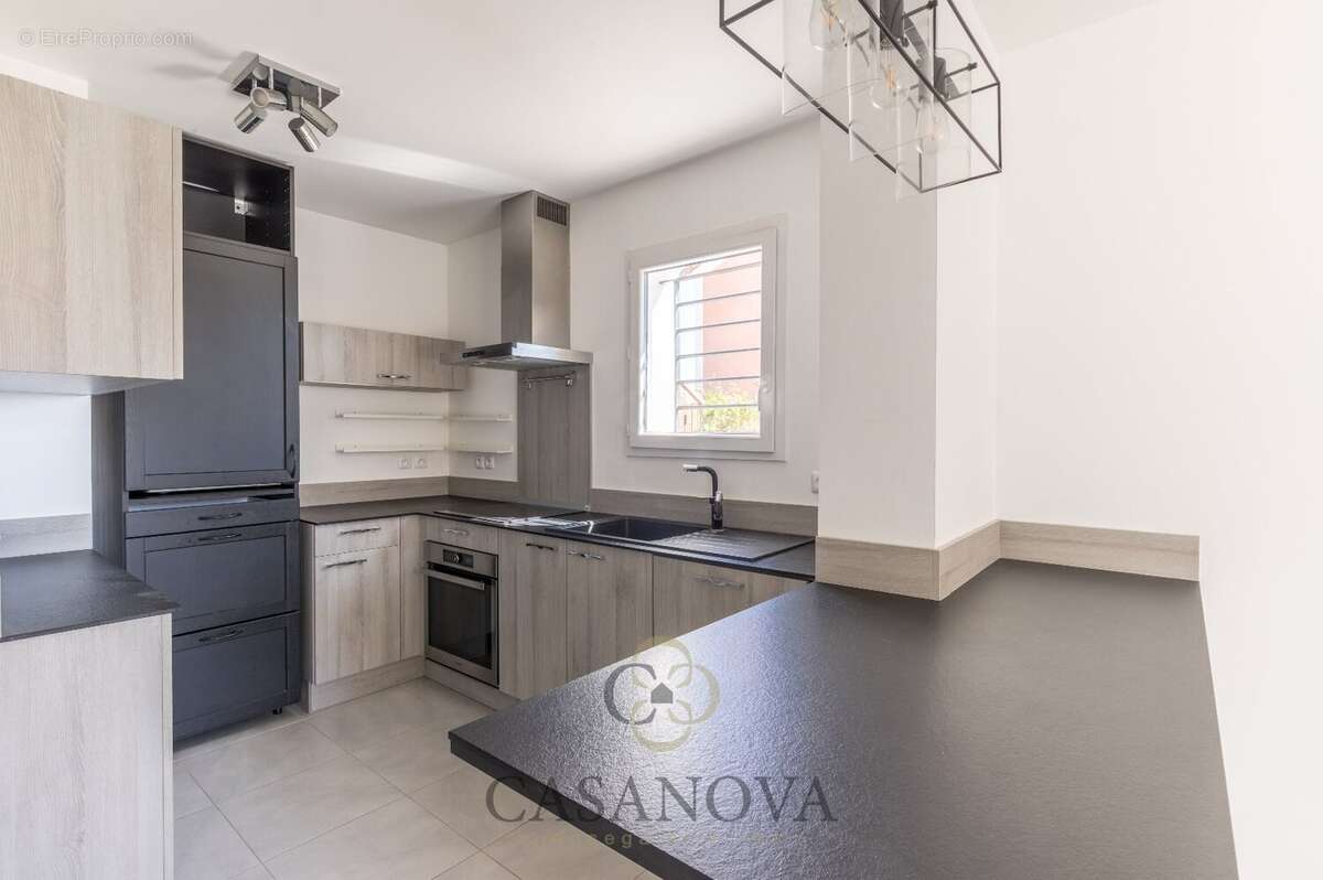 Maison à SAINT-CLEMENT-DE-RIVIERE