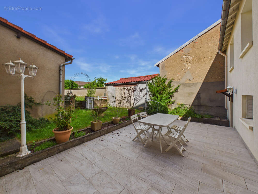 EMPLACEMENT IDEAL pour cette Grande maison située au centre du village d'AUGNY - photo 4