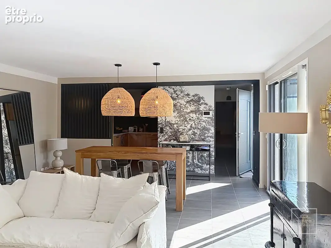 Centre village de Limonest, duplex de 111m² en rez de jardin de 290m² clos + garage - photo 3
