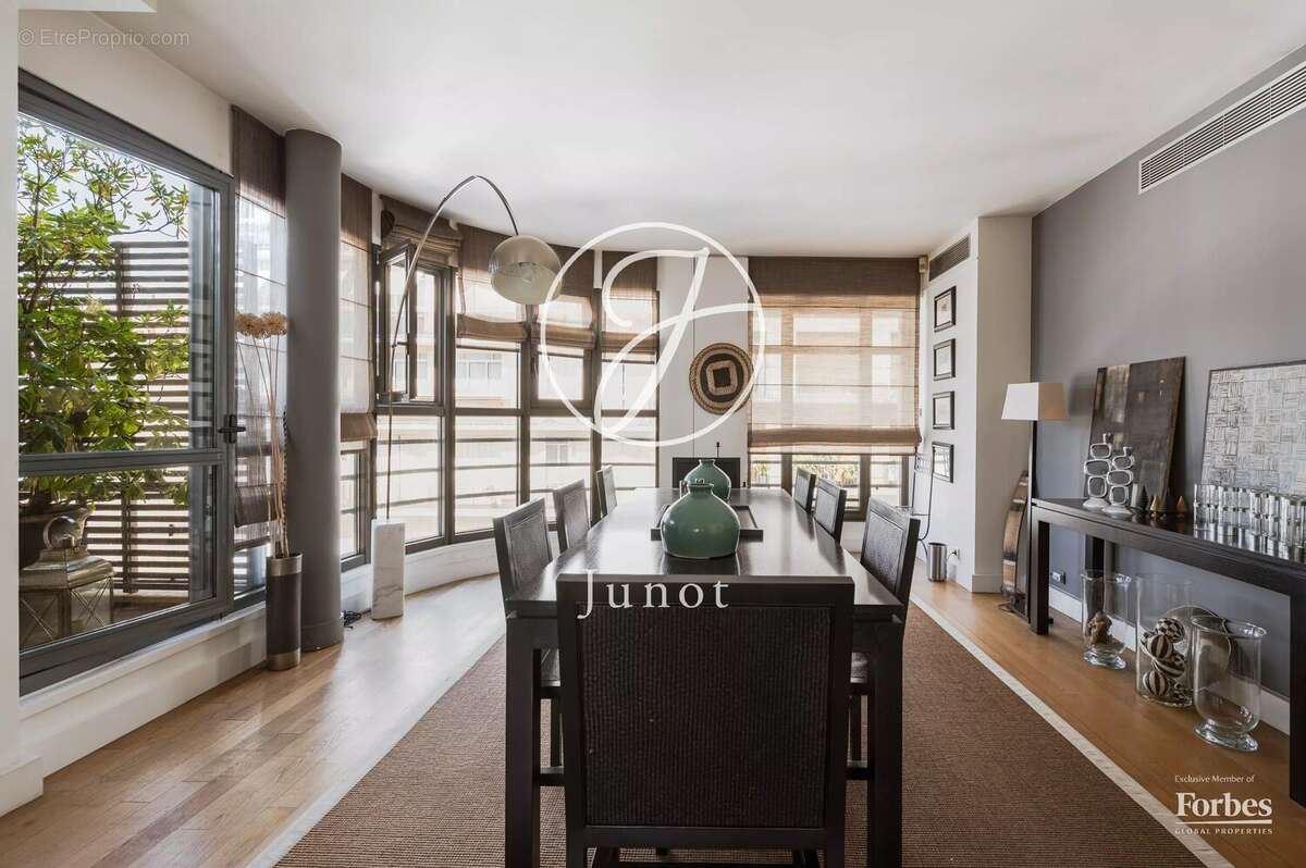 Appartement à PARIS-16E
