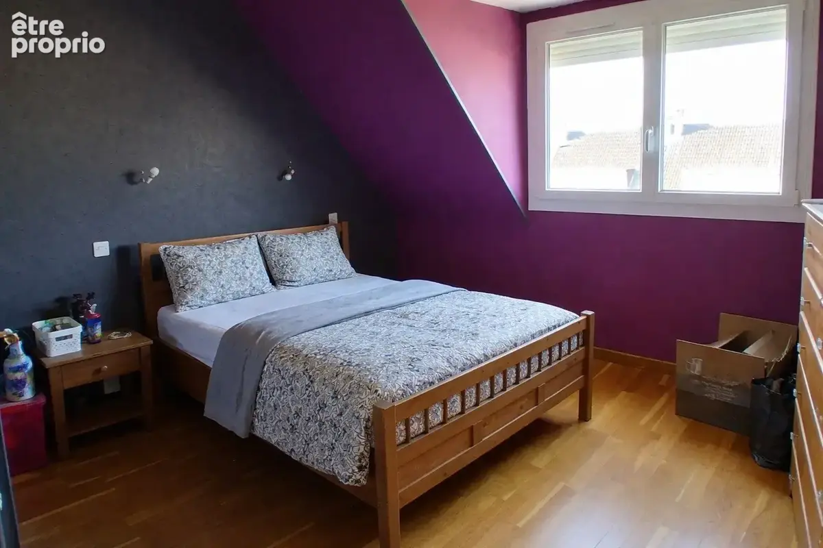 Deuxième chambre lumineuse dans une maison bien située proche A13 et proche Louviers centre