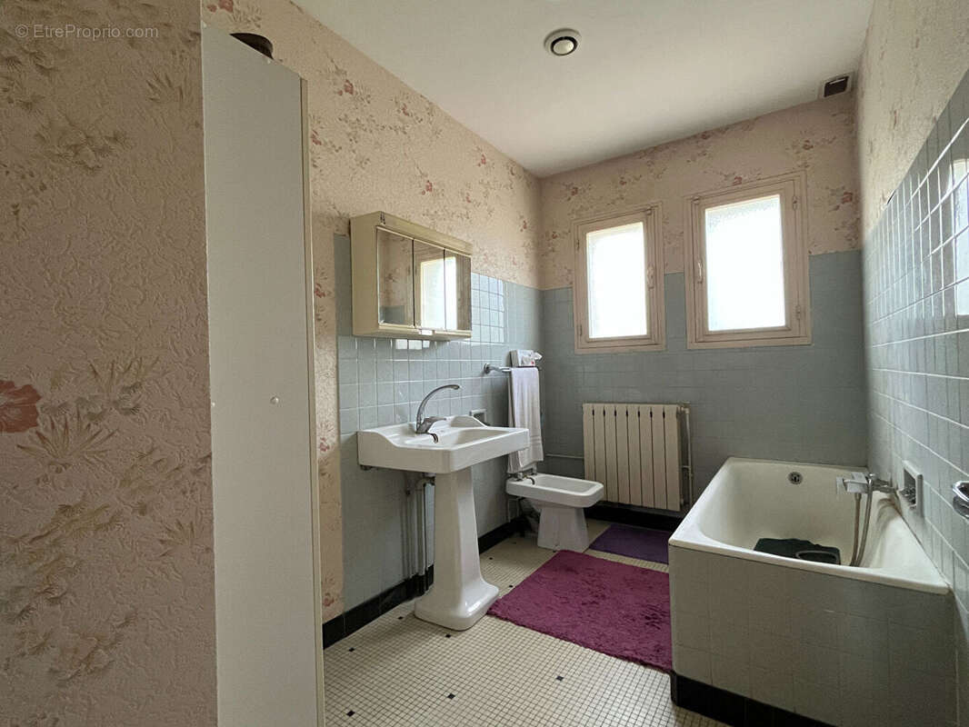 Maison à MONTMOREAU-SAINT-CYBARD