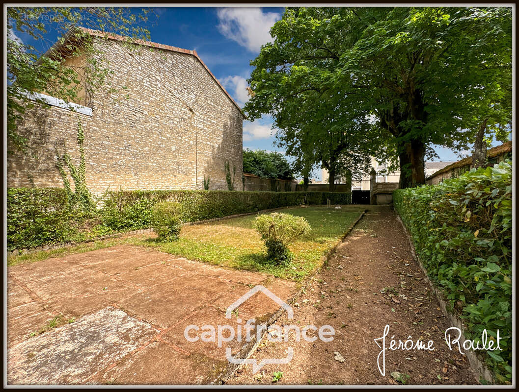 Hyper centre Neuville-de-Poitou – Maison de caractère 305 m² – Jardin, garages et fort potentiel - photo 8