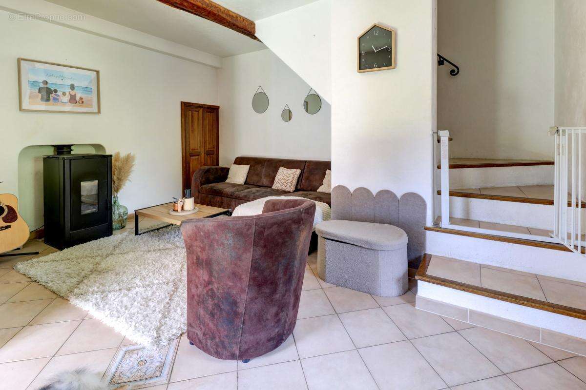 Maison à CHATEAUNEUF-VILLEVIEILLE