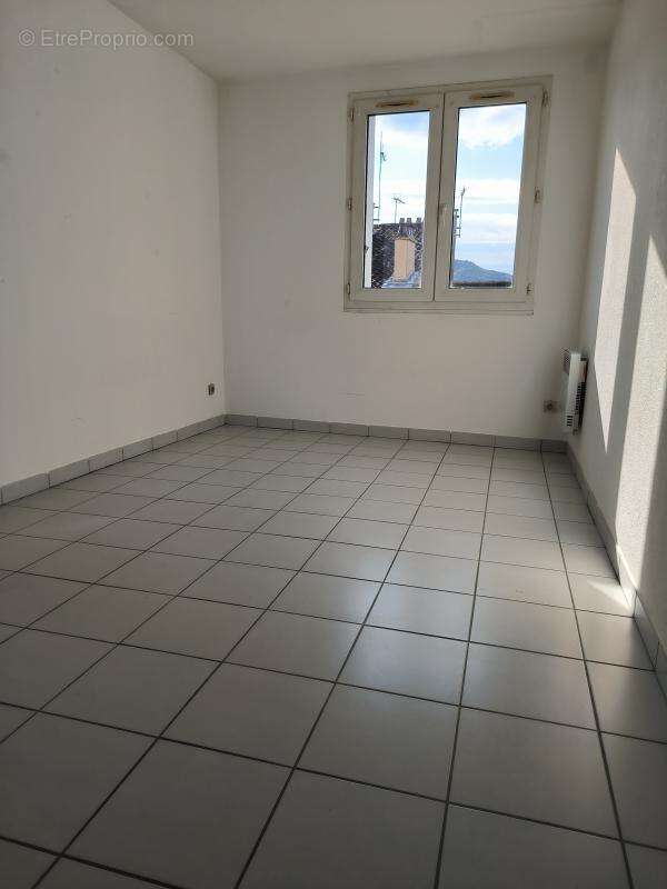 Appartement à SAINT-JEAN-DE-MUZOLS