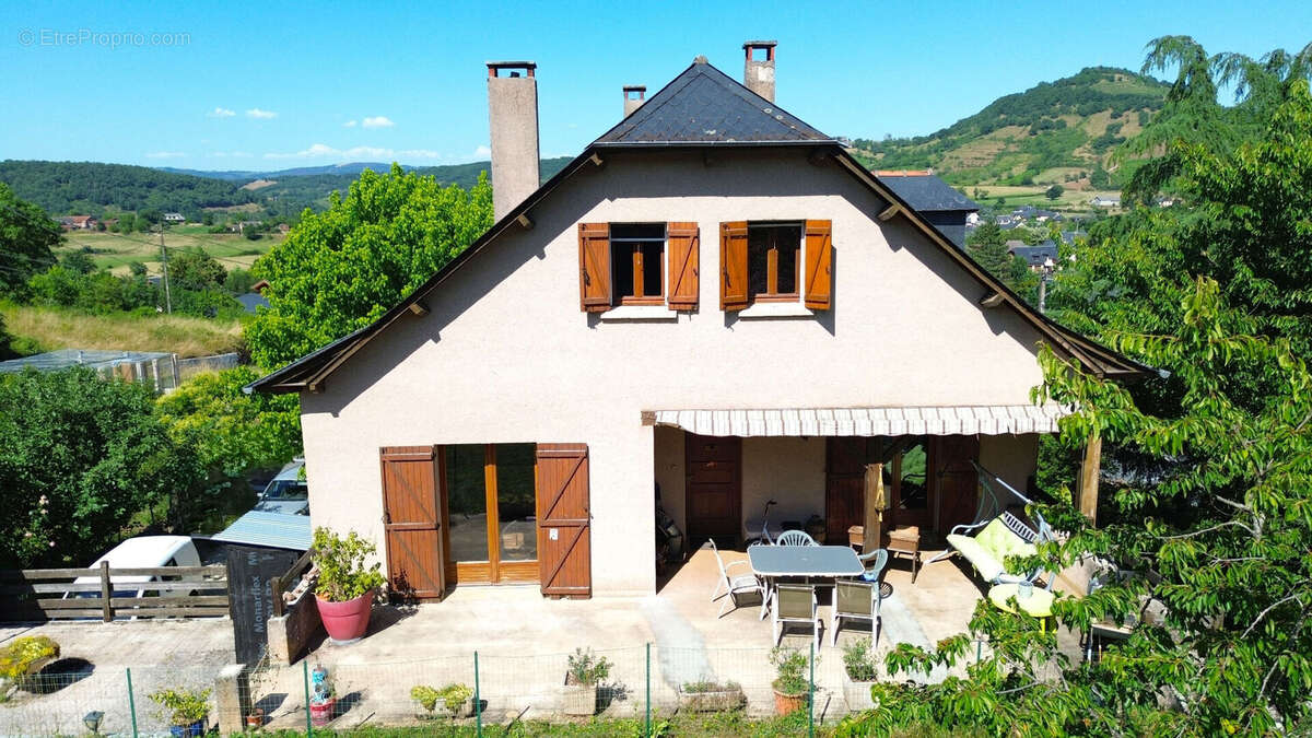 Maison d'environ 255 m² avec 2 Logements + 954 m² de terrain - photo 3
