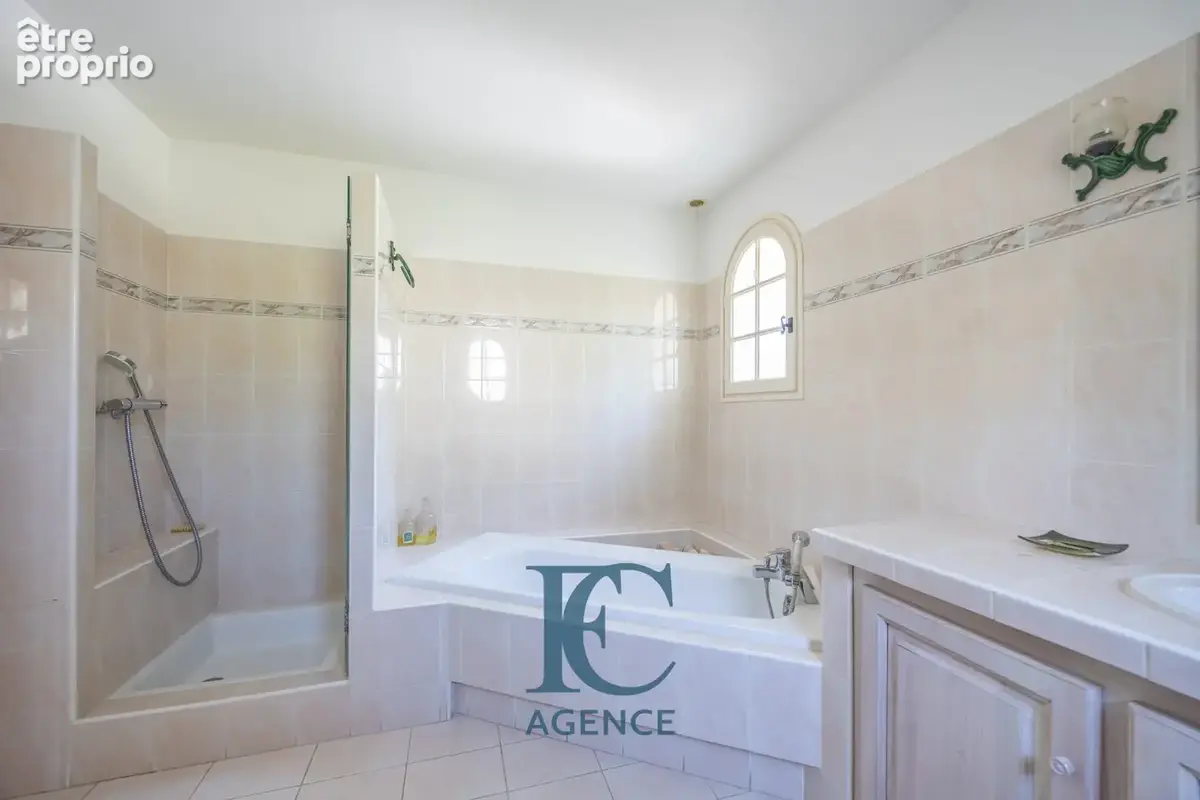 Maison de 190 m2 au coeur de la pinède de La Cride - photo 11