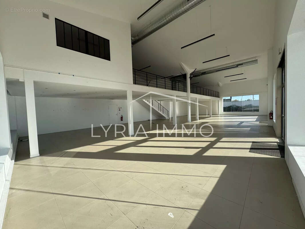 Local commercial a vendre - 860 m2 - secteur proche frejus - photo 2