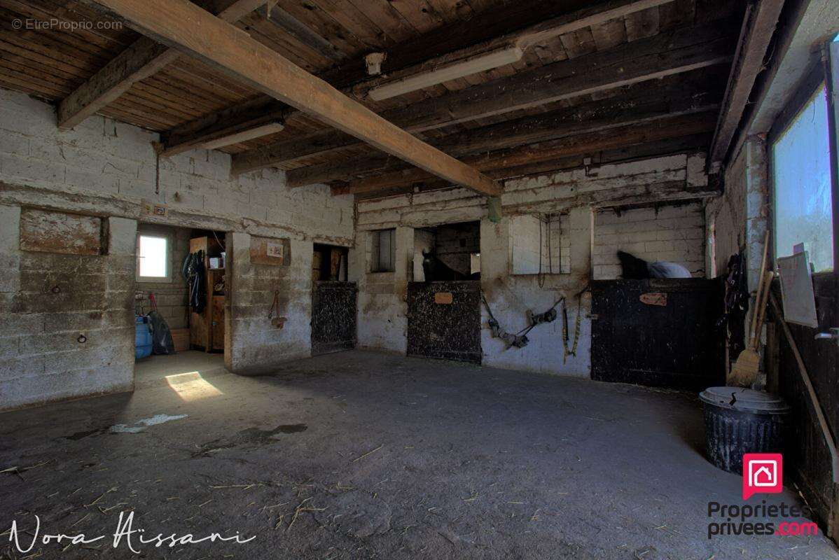 Ecuries 10 boxes 4 hectares - photo 2