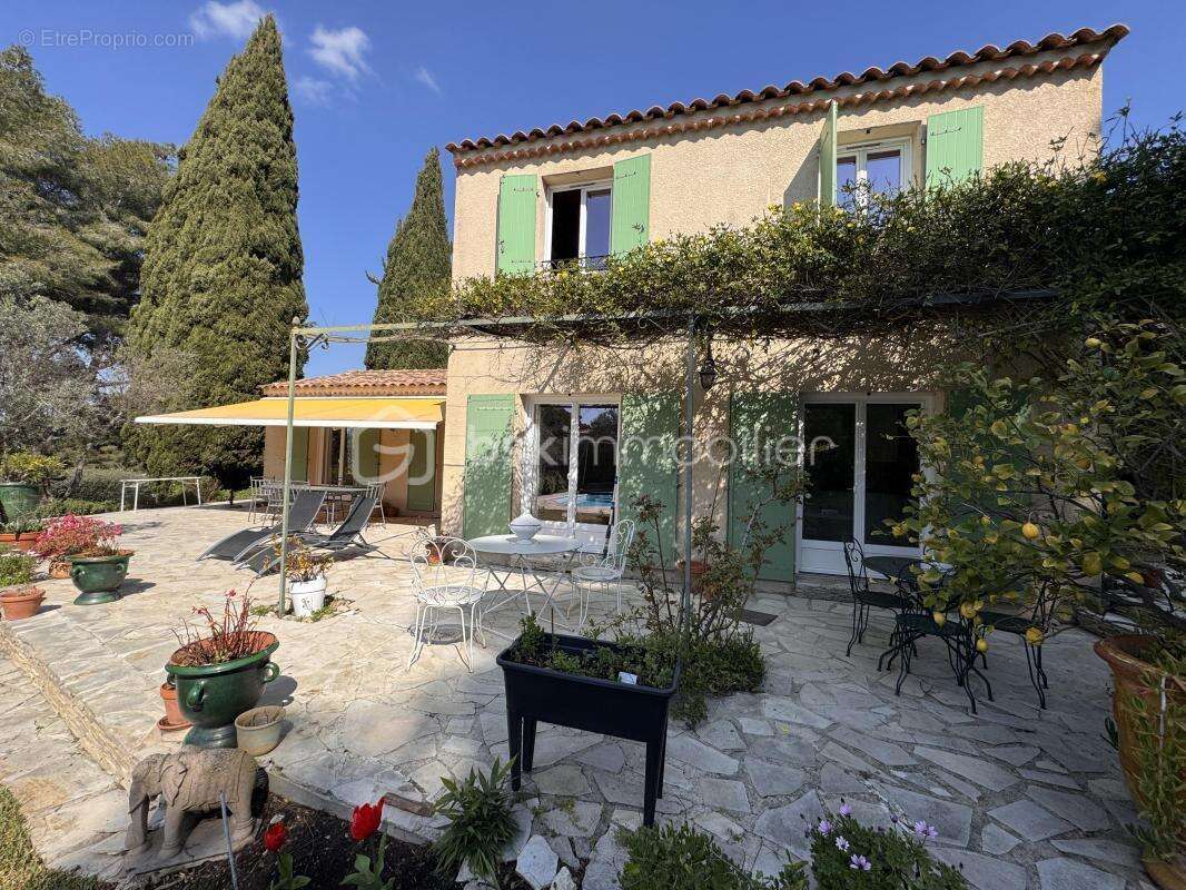 Maison à SAINT-MITRE-LES-REMPARTS