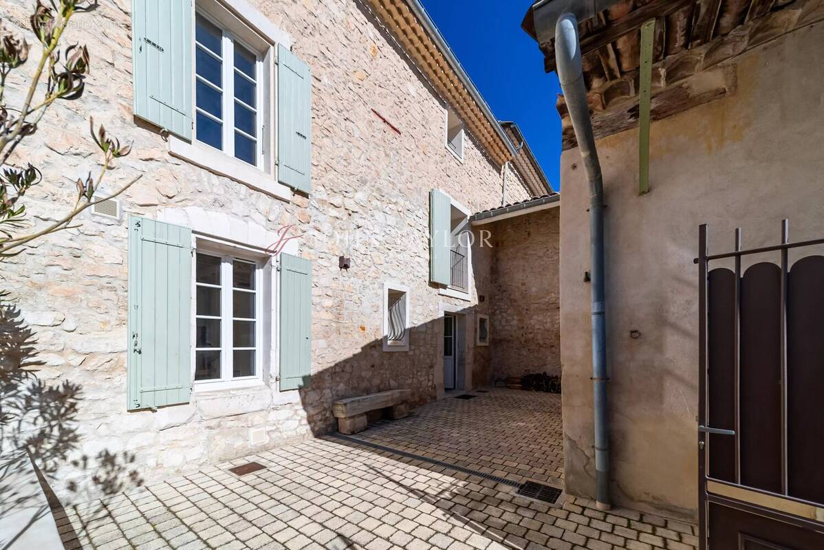 Maison à PERNES-LES-FONTAINES