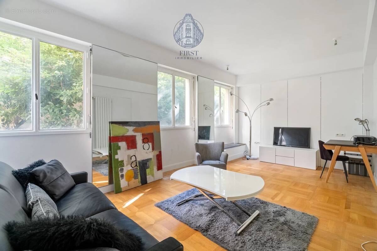 Appartement à PARIS-16E