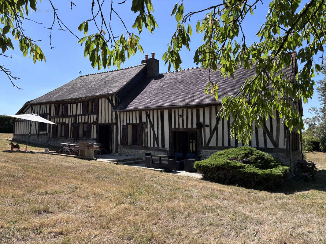 Attachée à son ecrin de verdure, cette magnifique propriété laisse réveur pour les amoureux de la nature... - photo 23
