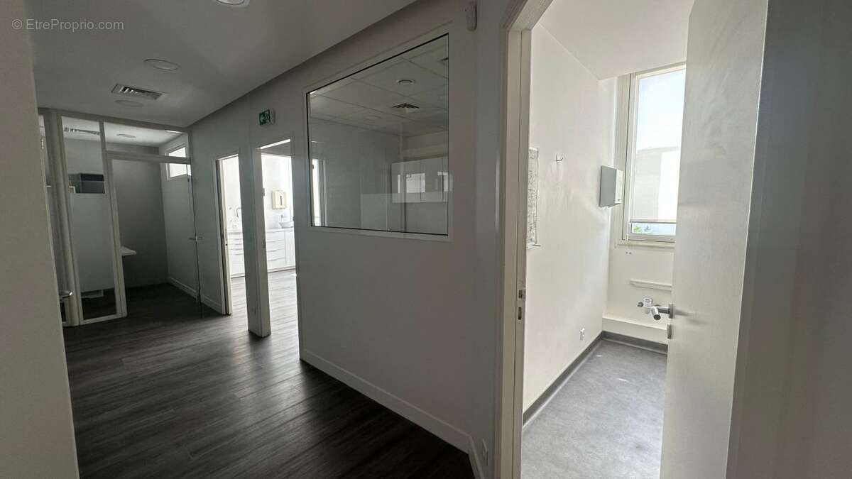 Commerce à VOISINS-LE-BRETONNEUX