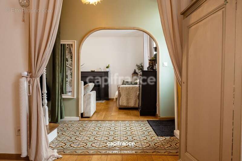 Superbe demeure rénovée avec 5 chambres, un double garage et une piscine ! - photo 5
