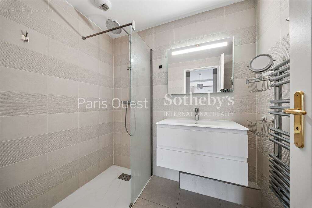 Appartement à NEUILLY-SUR-SEINE