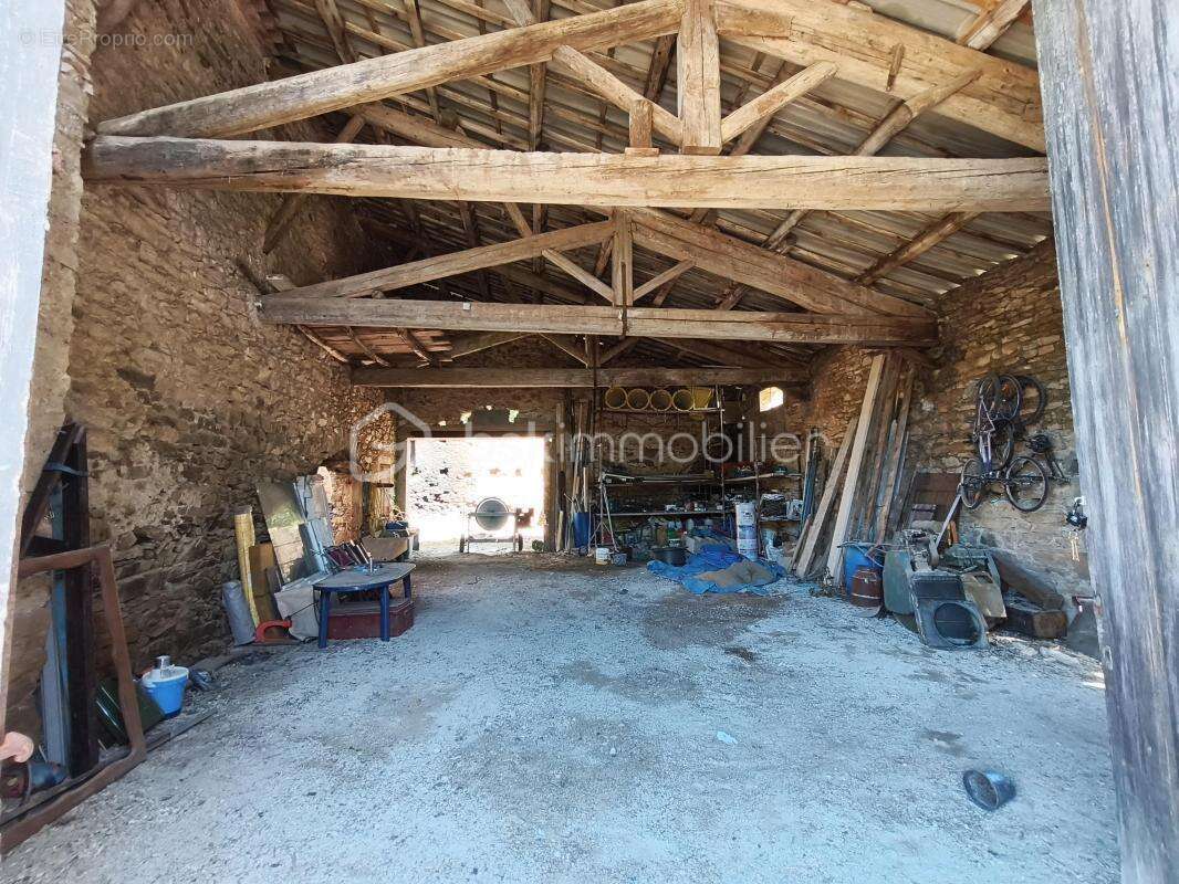 Maison a renover avec grand garage et exterieur - photo 11