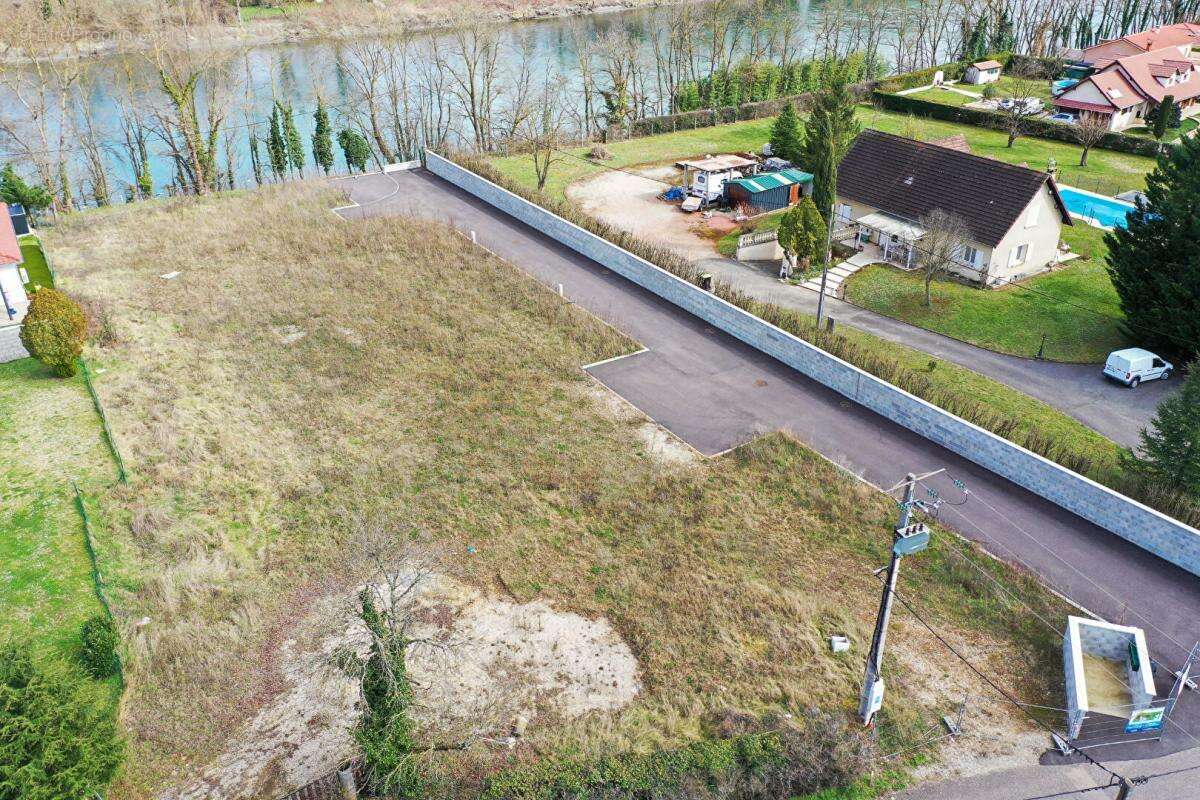 Terrain à SAINT-ROMAIN-DE-JALIONAS