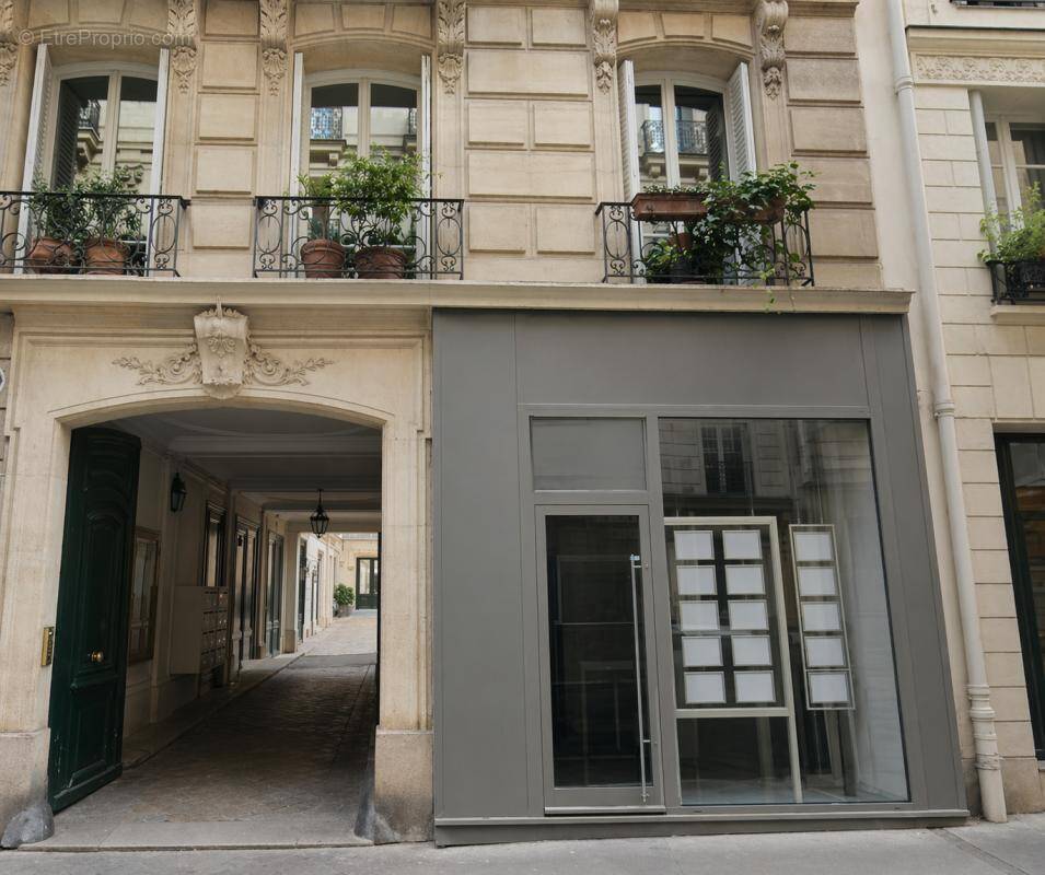 Commerce à PARIS-8E