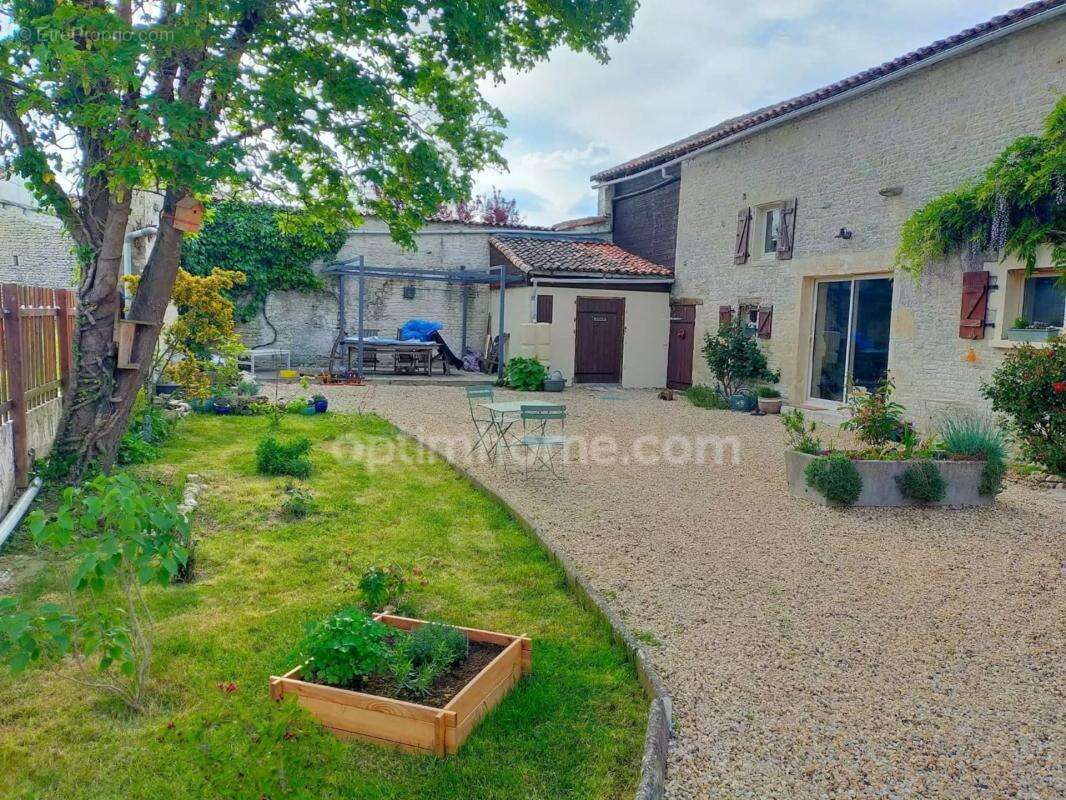 CHARENTE/AIGRE. Maison en pierre rénovée, 3 chambres(poss 4) avec jardin clos 1169 m² (gite ou chambres d'hôtes) - photo 9