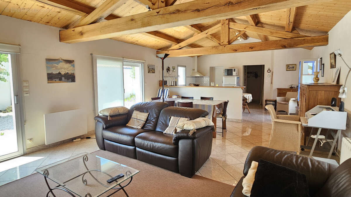 A proximité du bois des Eloux, belle maison en très bon état. - photo 10