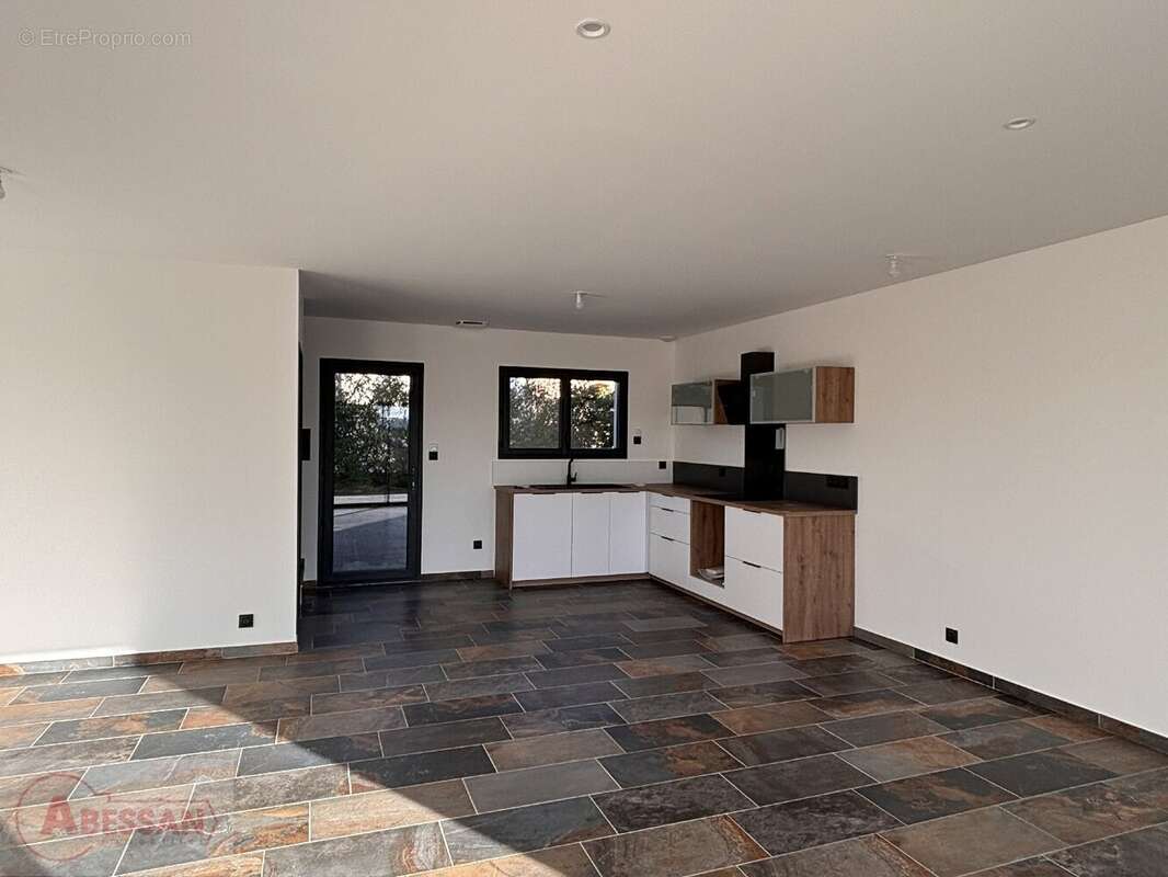 Maison à SAINT-HILAIRE-DE-BRETHMAS