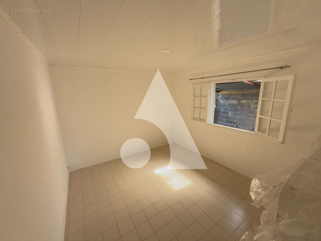 Élégante propriété familiale F4 avec trois espaces de vie et potentiel locatif - photo 5