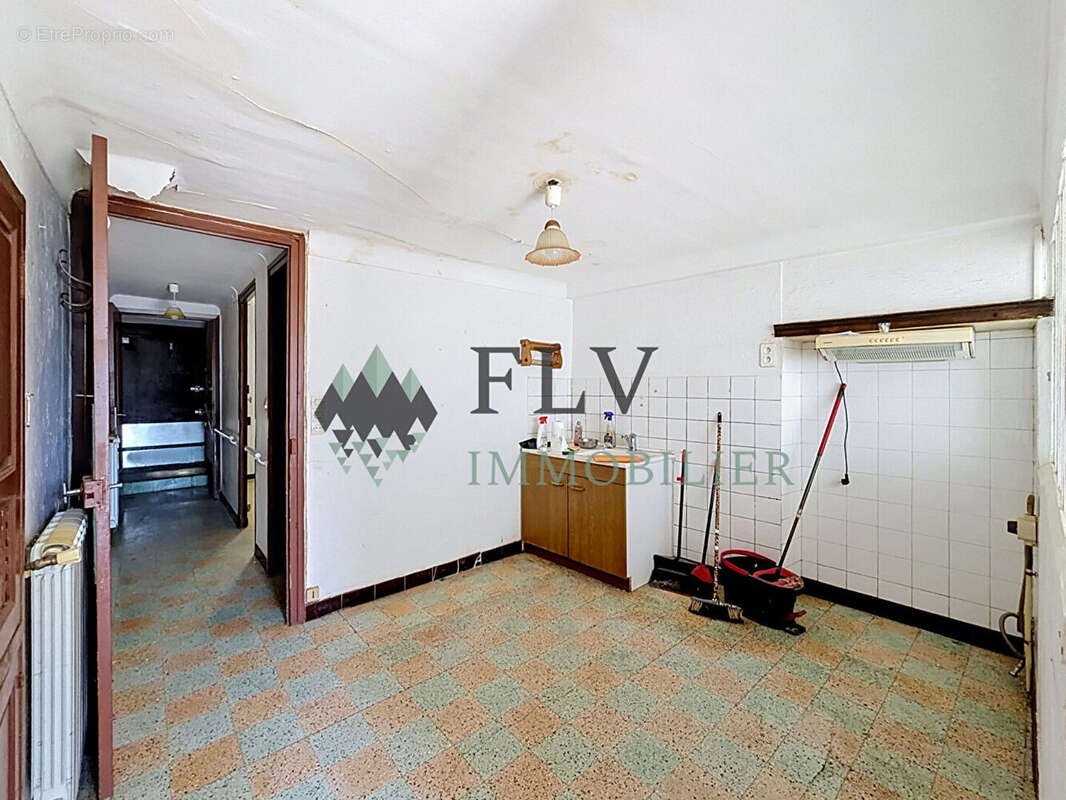 À vendre - Appartement avec terrasse et fort potentiel à La Tour-sur-Tinée - photo 6