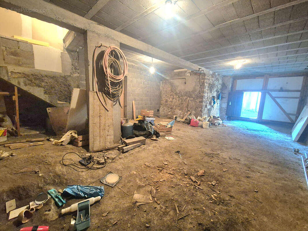 MIREFLEURS / Maison T5 de 115 M2, cour et nombreuses dépendances ! - photo 12
