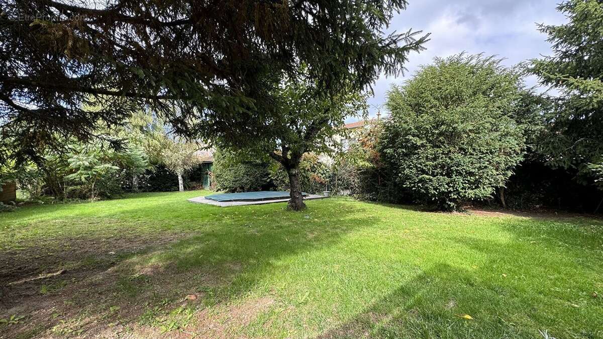Maison familiale de 150 m² avec piscine et grand terrain, sans vis-à -vis à  Puy-Guillaume - photo 7