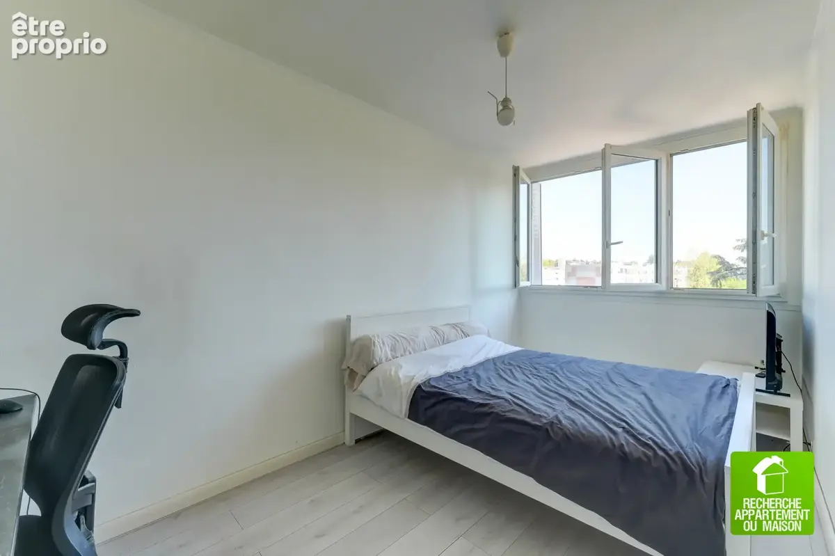 T4 rénové 71 m2 - Mermoz - La Plaine Santy - photo 12