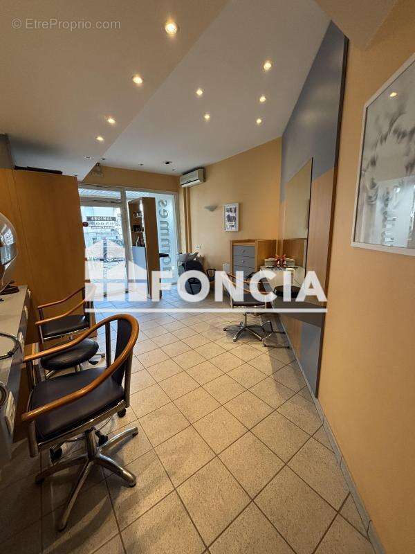 Commerce à LA TRONCHE