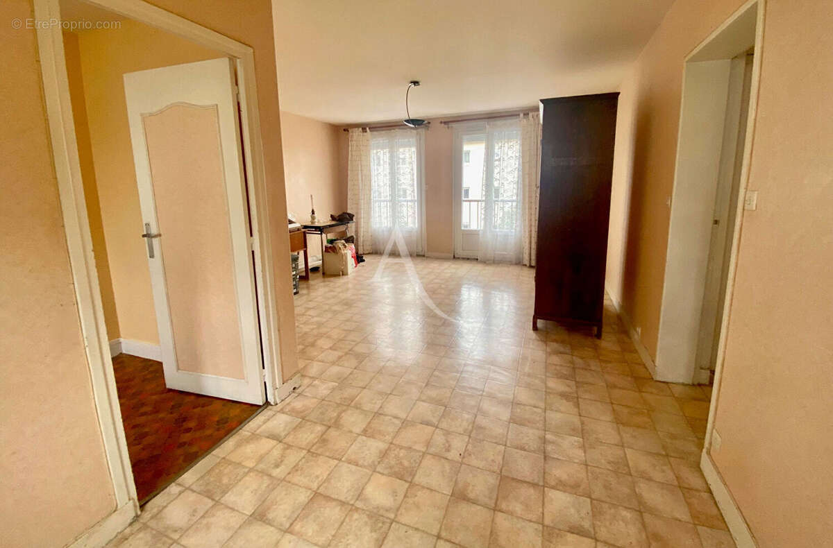 Appartement à SAINT-JEAN-DE-BRAYE