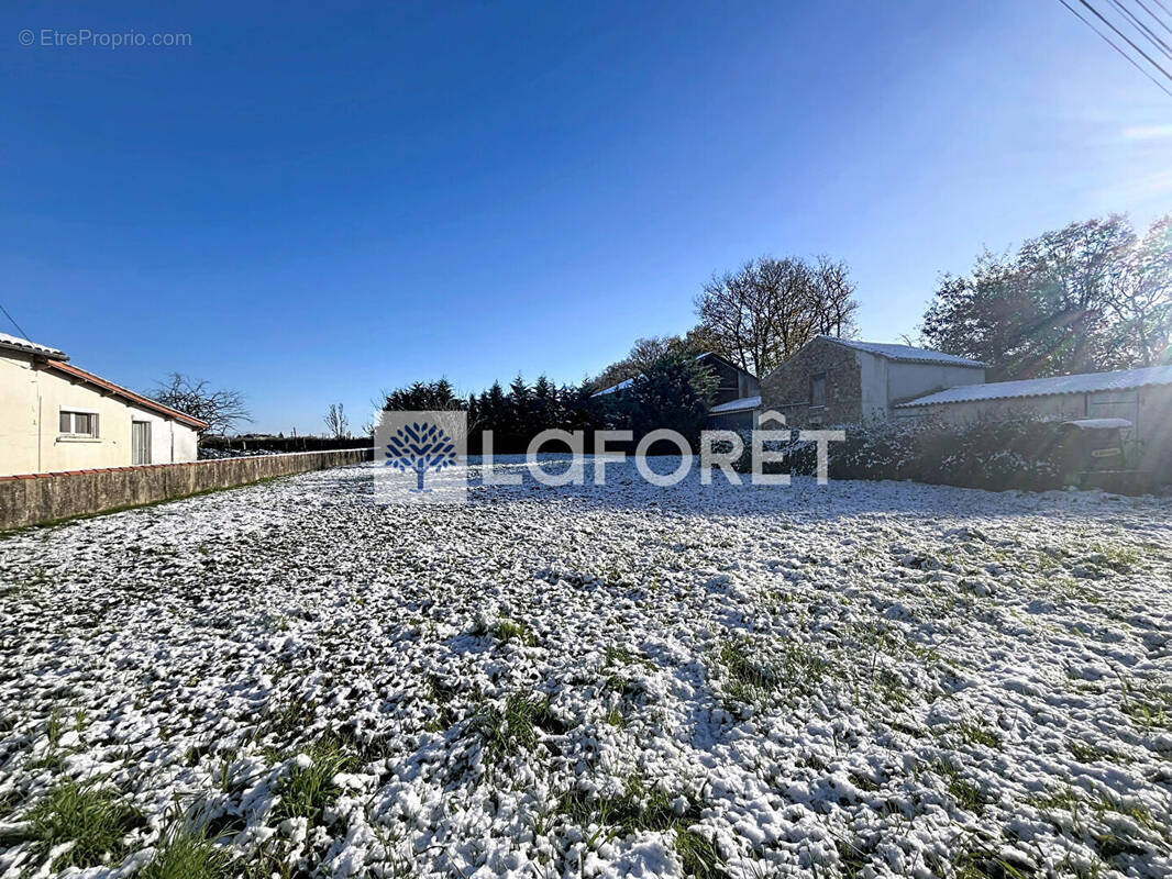 Terrain à LA FERRIERE-EN-PARTHENAY
