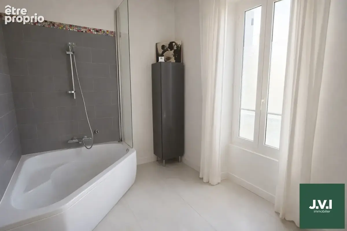 A vendre - Bas Montmorency - Maison 220 m² - 7 pièces - 4 chambres - photo 11